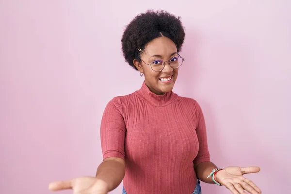 Schöne Afrikanische Frau Mit Lockigem Haar Steht Über Rosa Hintergrund — Stockfoto
