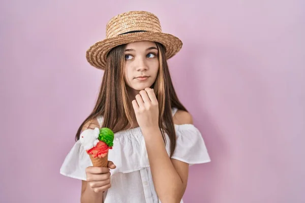 10代の少女の質問については 集中的な表現を考えてあごの手でアイスクリームを保持する 思慮深い顔で笑顔 疑わしい概念 — ストック写真