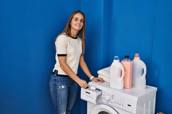 Genç Sarışın Kadın Gülümsüyor Çamaşır Odasında Çamaşır Makinesine Deterjan Döküyor — Stok fotoğraf