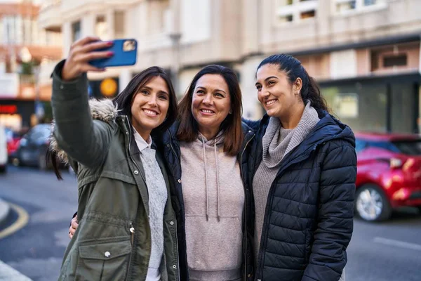 Three Woman Mother Daughters Make Selfie Smartphone Street — Stock Photo, Image