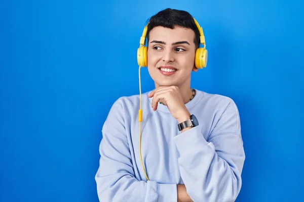 Nichtbinäre Person Die Musik Über Kopfhörer Mit Der Hand Kinn — Stockfoto