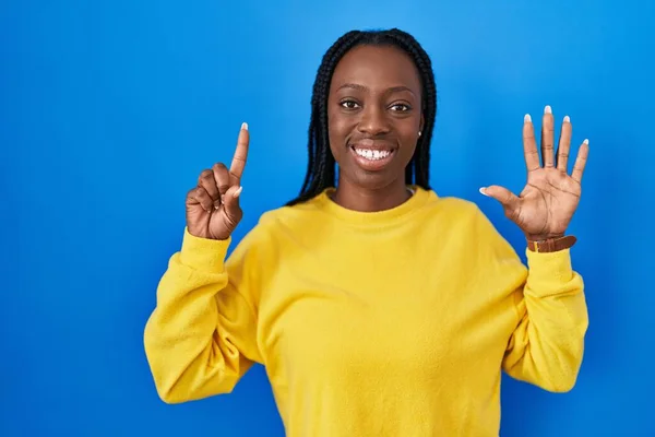 Mooie Zwarte Vrouw Staan Blauwe Achtergrond Tonen Wijzen Met Vingers — Stockfoto