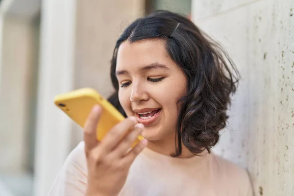 Mladá Žena Usmívá Sebevědomě Mluvit Smartphone Ulici — Stock fotografie
