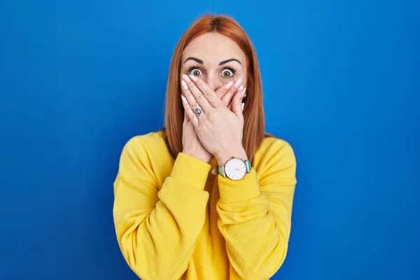 Young Woman Standing Blue Background Shocked Covering Mouth Hands Mistake — 图库照片