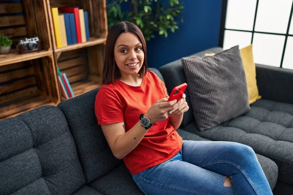 Mujer Hispana Hermosa Joven Usando Teléfono Inteligente Sentado Sofá Casa —  Fotos de Stock