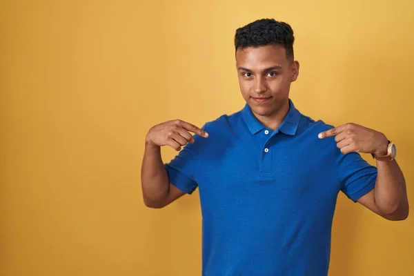 Junger Hispanischer Mann Der Vor Gelbem Hintergrund Steht Und Selbstbewusst — Stockfoto