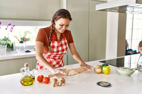 Young Beautiful Hispanic Woman Smiling Confident Kneading Dough Pizza Kitchen — Stock Photo, Image