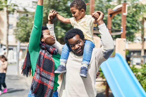 Африканская Американская Семья Держит Мальчика Плечах Детской Площадке — стоковое фото