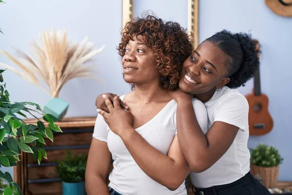 African American Women Mother Daughter Hugging Each Other Home — Stockfoto