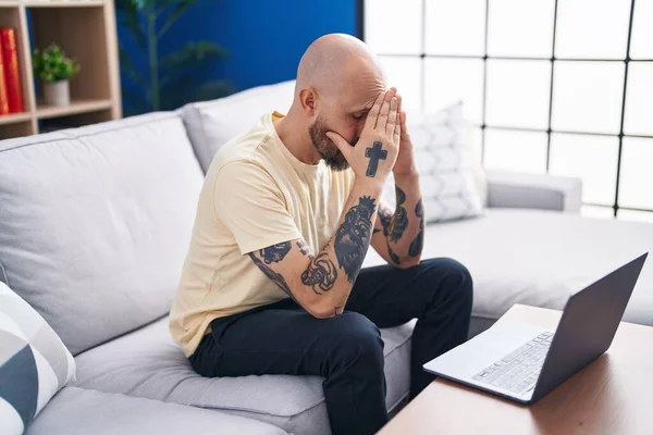 Young Bald Man Stressed Using Laptop Sitting Sofa Home — Stock Photo, Image