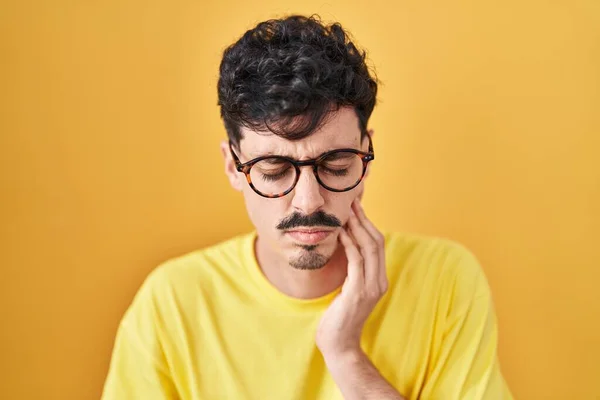 Hispanic Man Bär Glasögon Står Över Gul Bakgrund Röra Munnen — Stockfoto