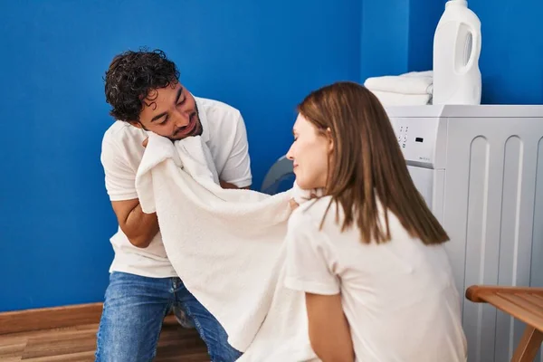 男男女女在洗衣房笑着自信闻毛巾 — 图库照片