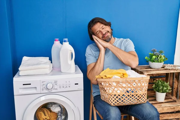 Guapo Hombre Mediana Edad Esperando Lavandería Durmiendo Cansado Soñando Posando —  Fotos de Stock