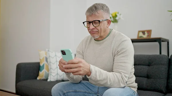 Šedovlasý Muž Středního Věku Používající Smartphone Vážným Výrazem Doma — Stock fotografie