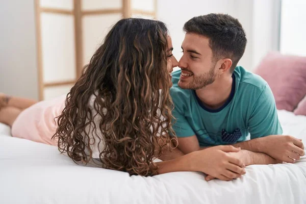 Jeune Couple Hispanique Couché Sur Lit Embrasser Dans Chambre — Photo