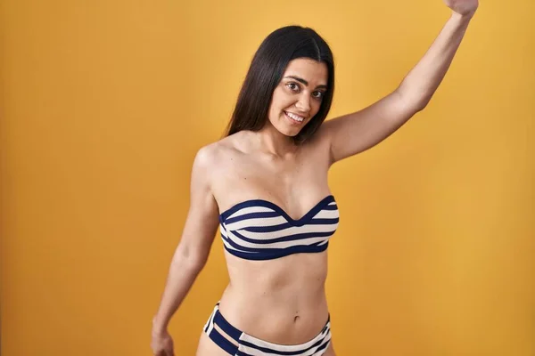 Joven Morena Con Bikini Sobre Fondo Amarillo Bailando Alegre Alegre —  Fotos de Stock