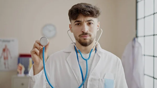 Junger Arabischer Arzt Mit Stethoskop Klinik — Stockfoto