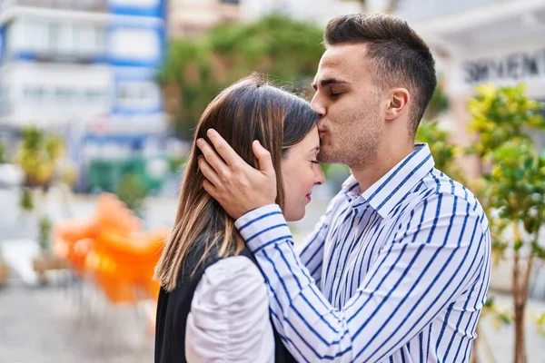 Man Woman Couple Hugging Each Other Kissing Street — ストック写真