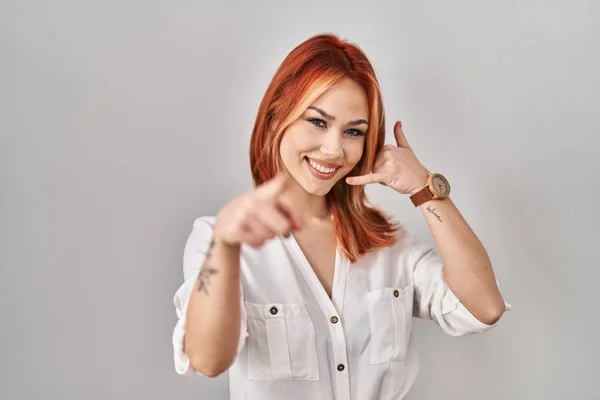 Junge Kaukasierin Die Vor Isoliertem Hintergrund Steht Lächelt Und Telefoniert — Stockfoto