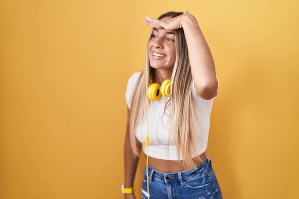 Mujer Rubia Joven Pie Sobre Fondo Amarillo Con Auriculares Muy — Foto de Stock