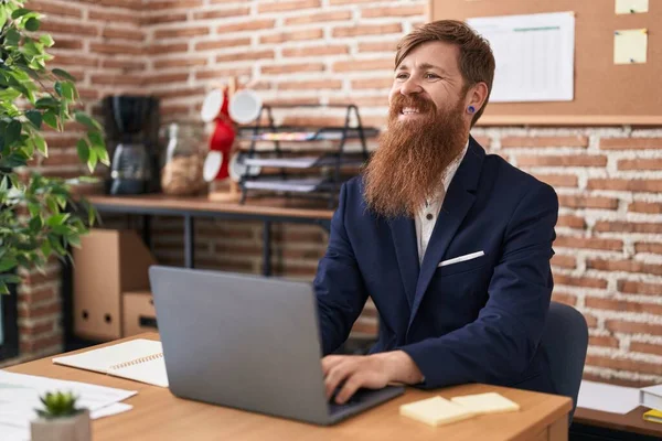 Young Redhead Man Business Worker Using Laptop Working Office — Φωτογραφία Αρχείου