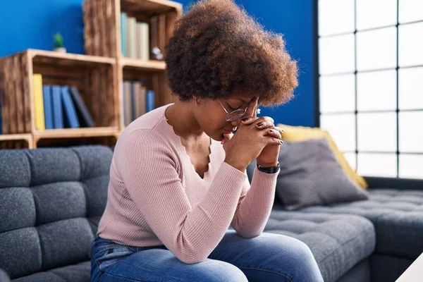 Afrikalı Amerikalı Kadın Evdeki Kanepede Otururken Strese Girdi — Stok fotoğraf