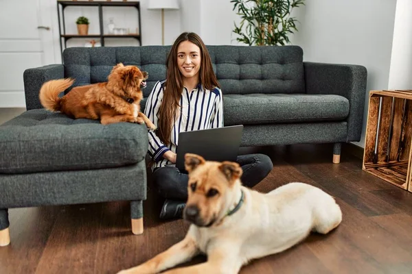 Young Hispanic Woman Using Laptop Sitting Floor Dogs Home — Φωτογραφία Αρχείου