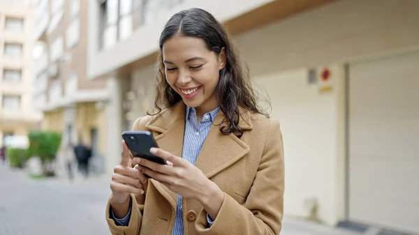 Jovem Bela Mulher Hispânica Usando Smartphone Sorrindo Rua — Fotografia de Stock