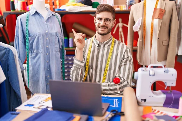 Spaanse Man Met Baard Met Laptop Kleermakerskamer Glimlachend Met Hand — Stockfoto