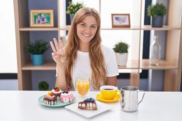 Junge Kaukasierin Isst Gebäck Zum Frühstück Und Zeigt Mit Finger — Stockfoto