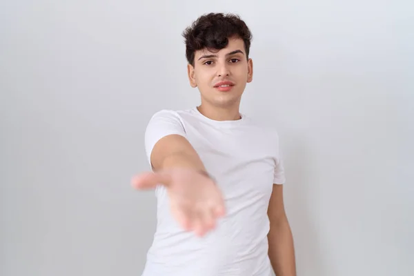 Jovem Não Binário Homem Vestindo Casual Branco Shirt Sorrindo Alegre — Fotografia de Stock
