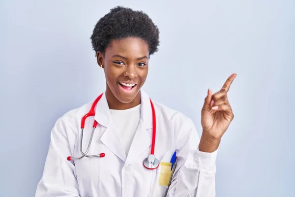 Femme Afro Américaine Portant Uniforme Médecin Stéthoscope Souriant Heureux Pointant — Photo