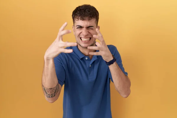 Sarı Arka Planda Dikilen Spanyol Genç Adam Öfkeyle Bağırıyor Elleri — Stok fotoğraf