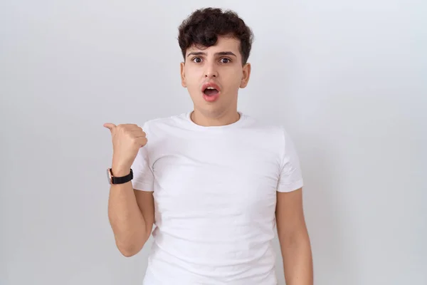 Joven Hombre Binario Con Camiseta Blanca Casual Sorprendido Señalando Con — Foto de Stock