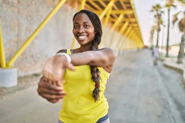 Αφροαμερικανή Γυναίκα Που Φοράει Αθλητικά Που Τεντώνει Χέρι Της Στο — Φωτογραφία Αρχείου