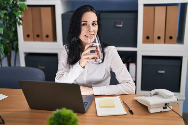 Young Caucasian Woman Business Worker Using Laptop Drinking Glass Water — Stockfoto