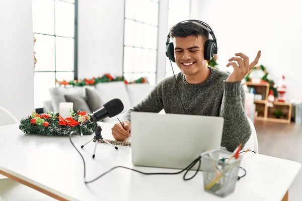 Jeune Homme Hispanique Travailleur Radio Assis Près Arbre Noël Maison — Photo