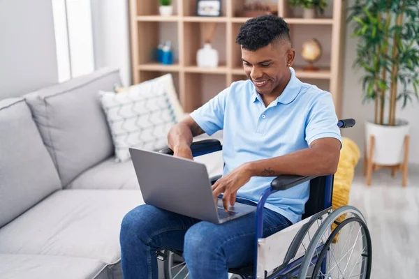 Evde Tekerlekli Sandalyede Dizüstü Bilgisayar Kullanan Genç Latin Adam — Stok fotoğraf