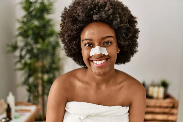 Młoda Afrykańska Kobieta Uśmiecha Się Pewnie Nosząc Plaster Nosie Centrum — Zdjęcie stockowe