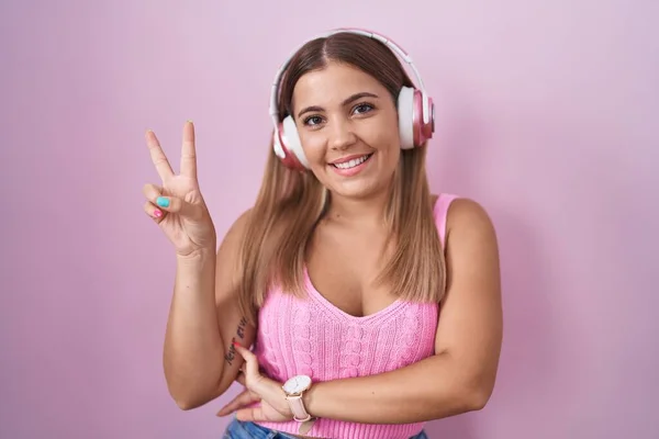 Mujer Rubia Joven Escuchando Música Usando Auriculares Sonriendo Con Cara — Foto de Stock