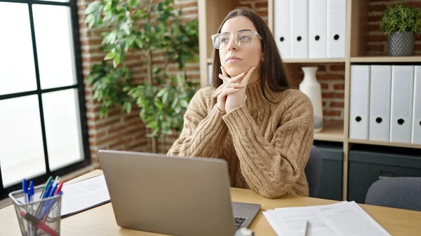 Junge Schöne Hispanische Geschäftsfrau Benutzt Laptop Mit Zweifelhaftem Ausdruck Büro — Stockfoto