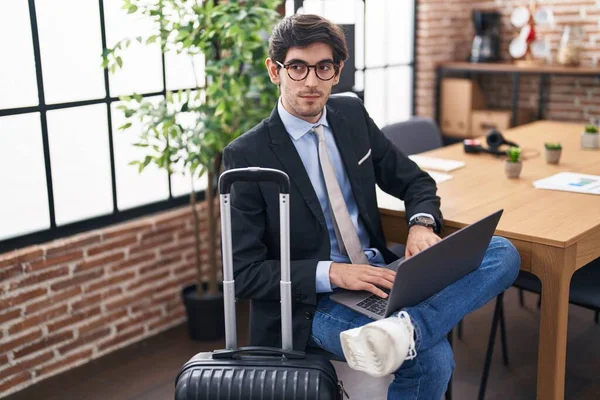 Young Hispanic Man Business Worker Waiting Travel Using Laptop Office — Stok fotoğraf