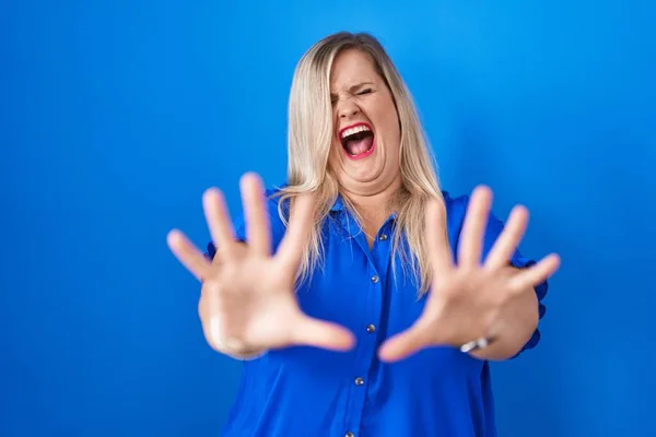 Běloška Velká Žena Stojící Nad Modrým Pozadím Vyděšená Vyděšená Výrazem — Stock fotografie