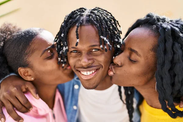 Amigos Afroamericanos Sonriendo Confiados Abrazándose Besándose Calle —  Fotos de Stock