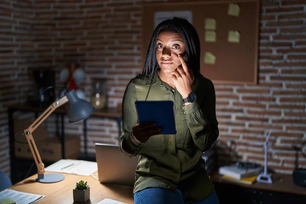 Junge Afroamerikanerin Mit Zöpfen Die Nachts Büro Arbeiten Und Auf — Stockfoto