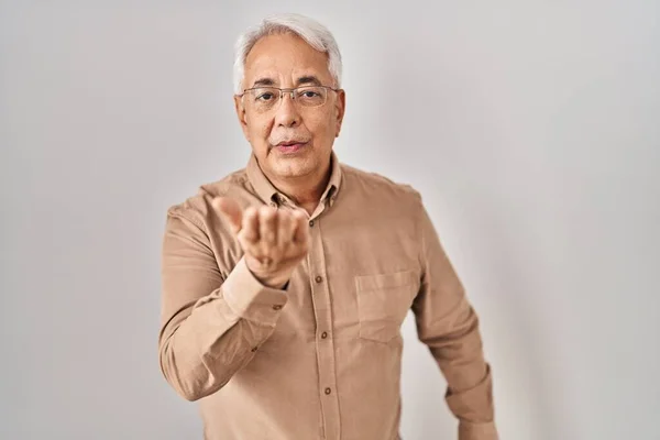 Hispanic Senior Man Wearing Glasses Looking Camera Blowing Kiss Hand — Stockfoto