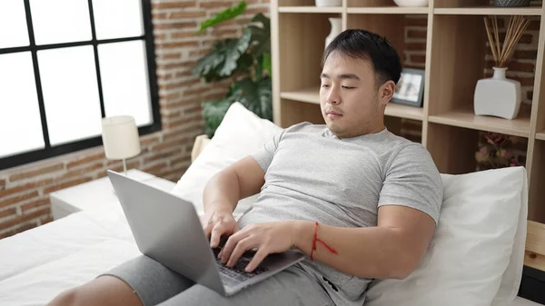Молодой Китаец Использует Ноутбук Сидя Кровати Спальне — стоковое фото
