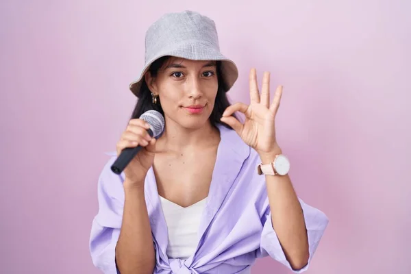 Ung Latinamerikansk Kvinna Sjunger Sång Med Hjälp Mikrofon Över Rosa — Stockfoto