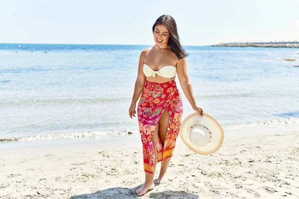 Ung Vacker Latinamerikansk Kvinna Turist Bär Bikini Innehav Sommar Hatt — Stockfoto