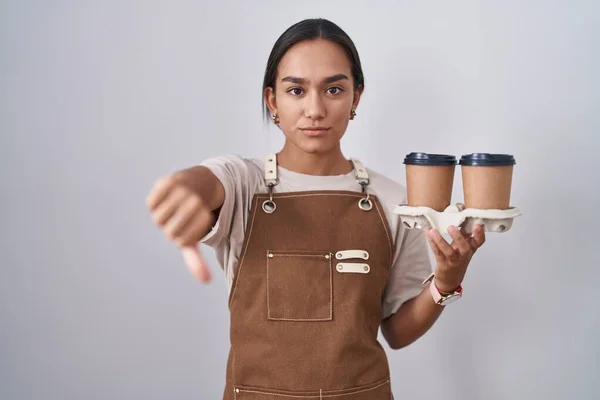 Mujer Hispana Joven Usando Delantal Camarera Profesional Sosteniendo Café Que —  Fotos de Stock